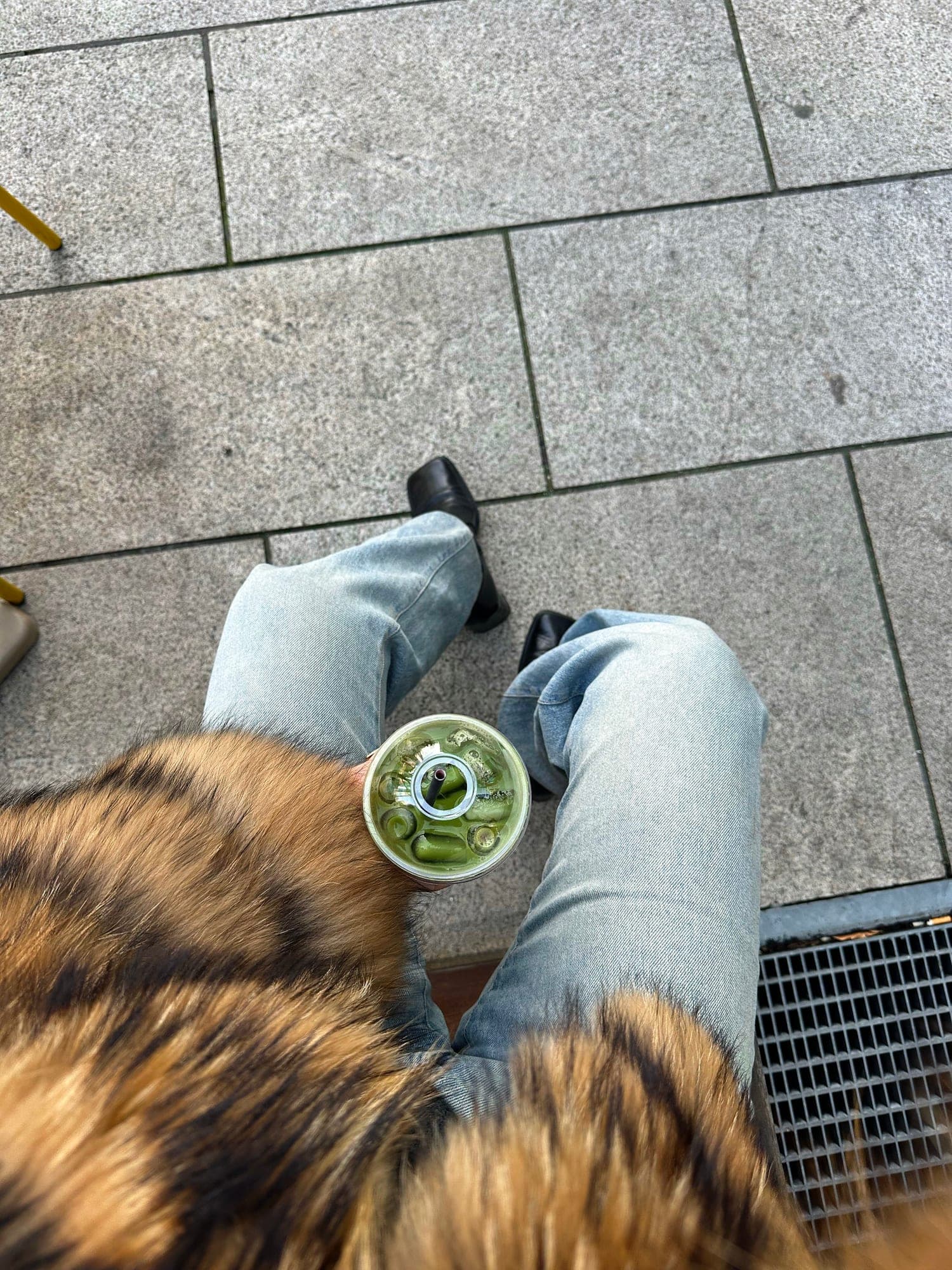 A matcha drink in hand, a break on the terrace