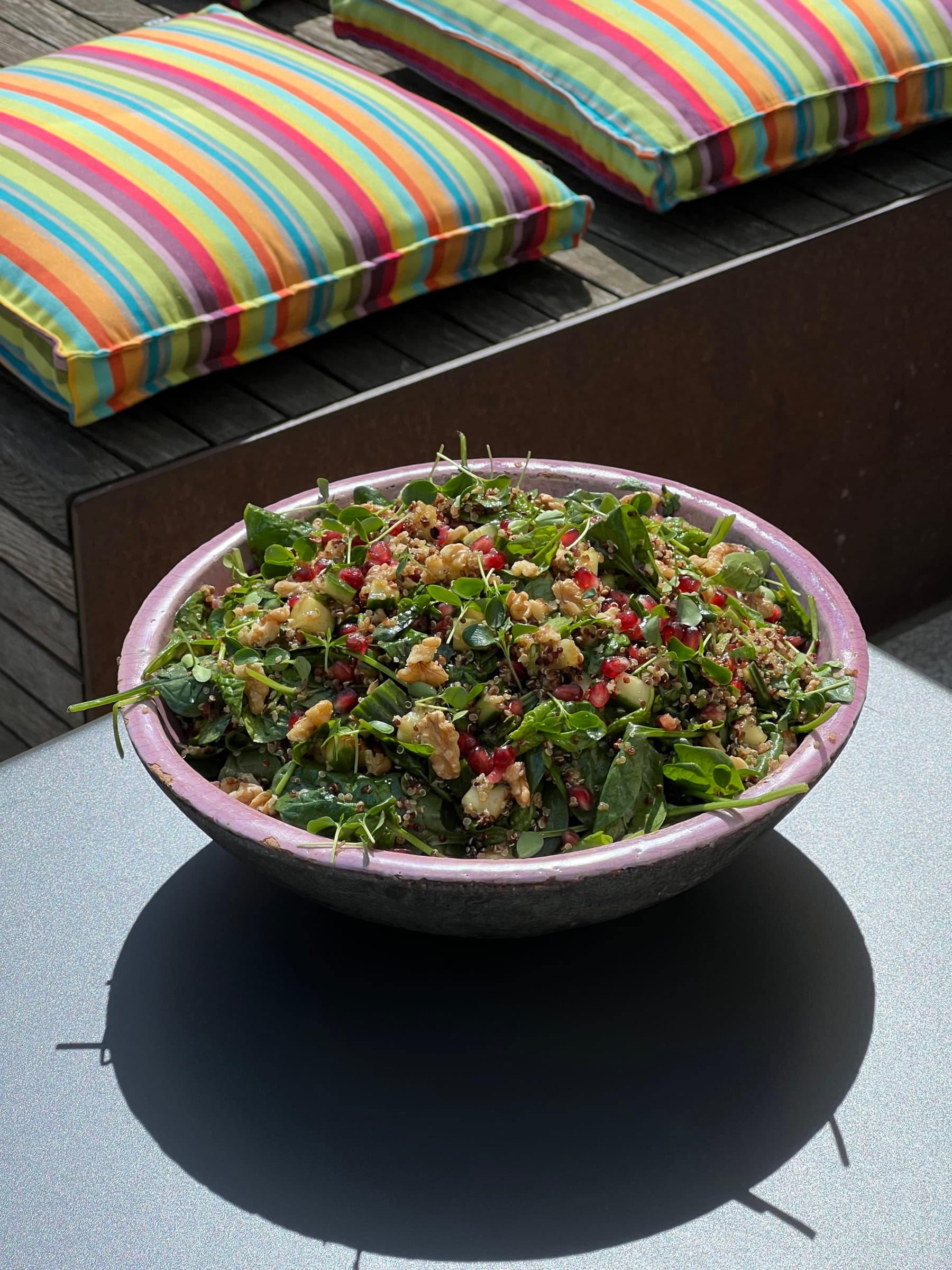 Salat mit Körnern und Kräutern