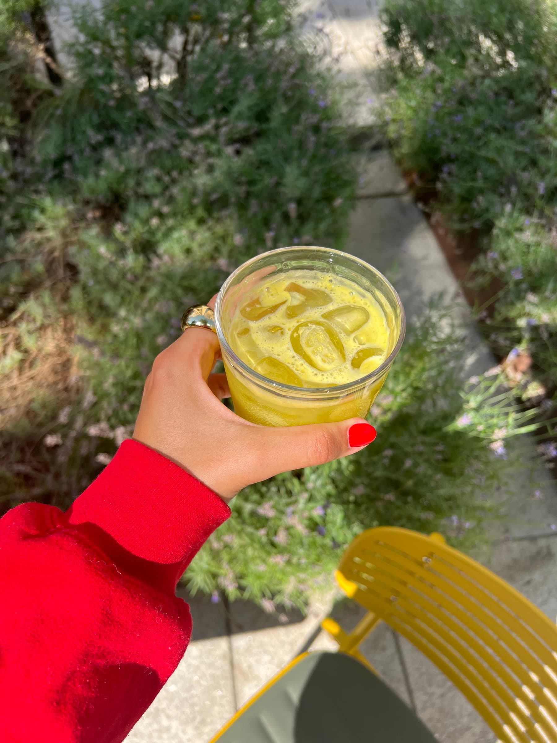 Frischer Saft in der Hand