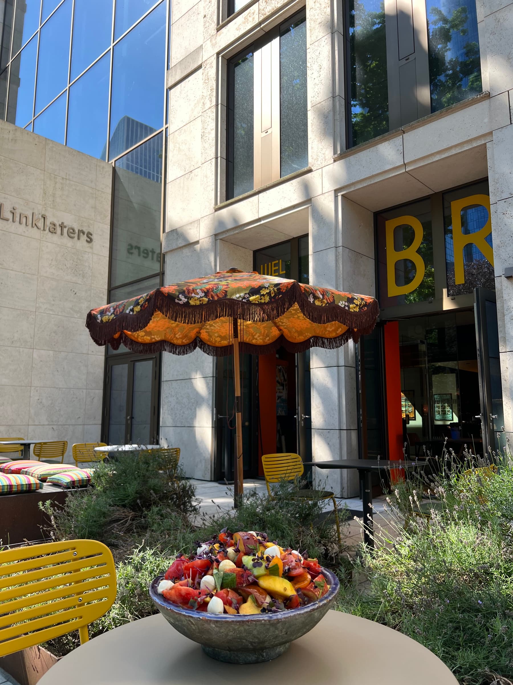Salatschale vor der Fassade