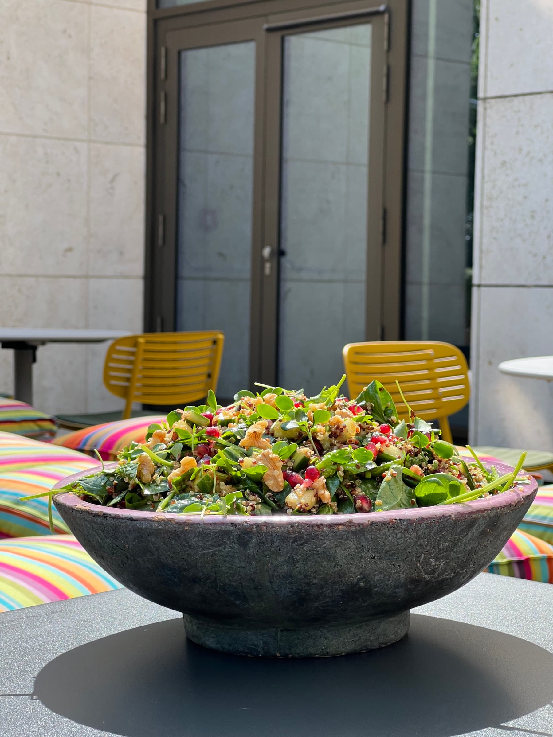 Große Salatschale auf dem Tisch