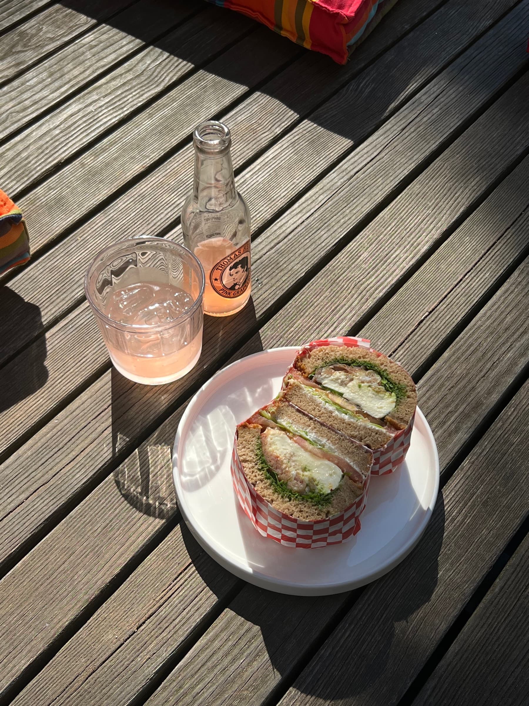 Sandwich mit einem Getränk auf dem Holztisch