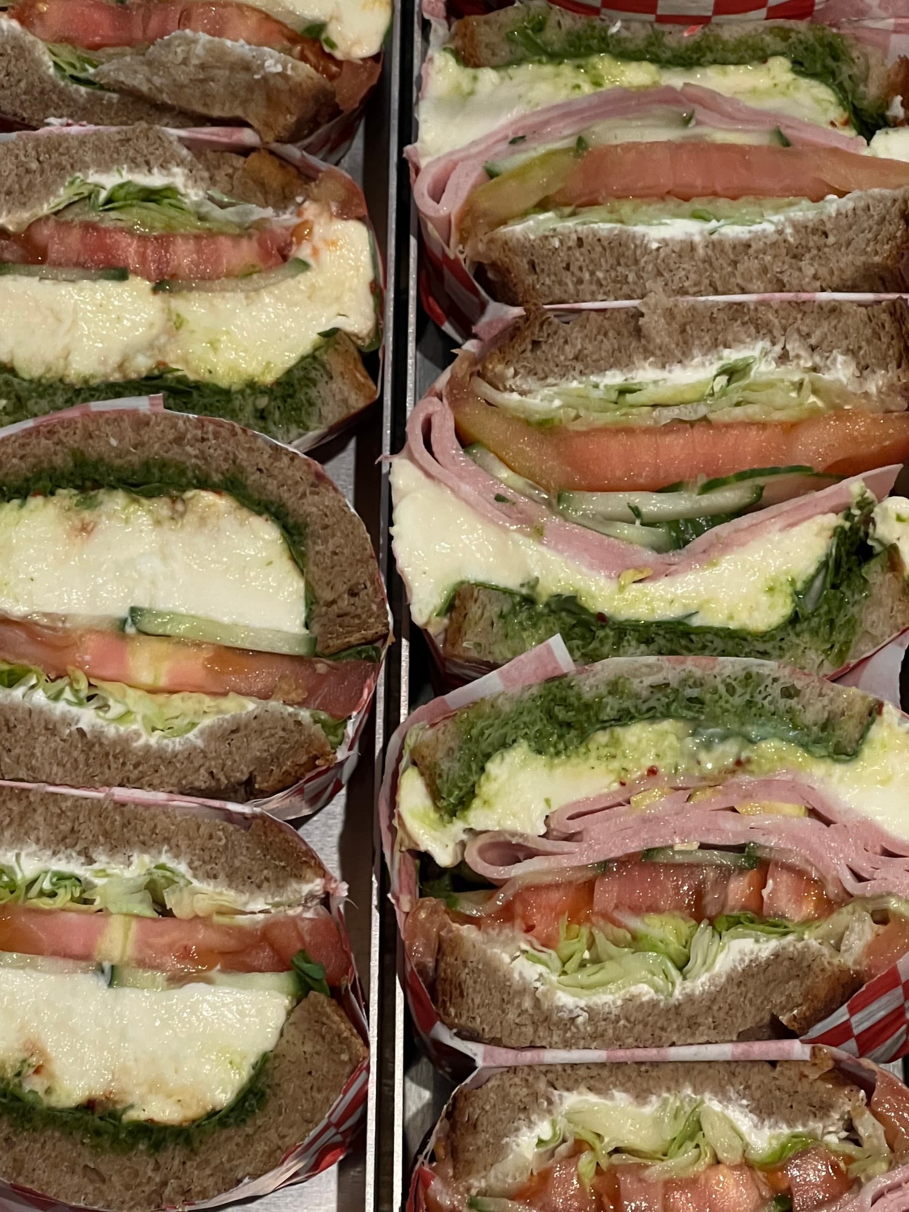 Sandwichhälften in Reihen