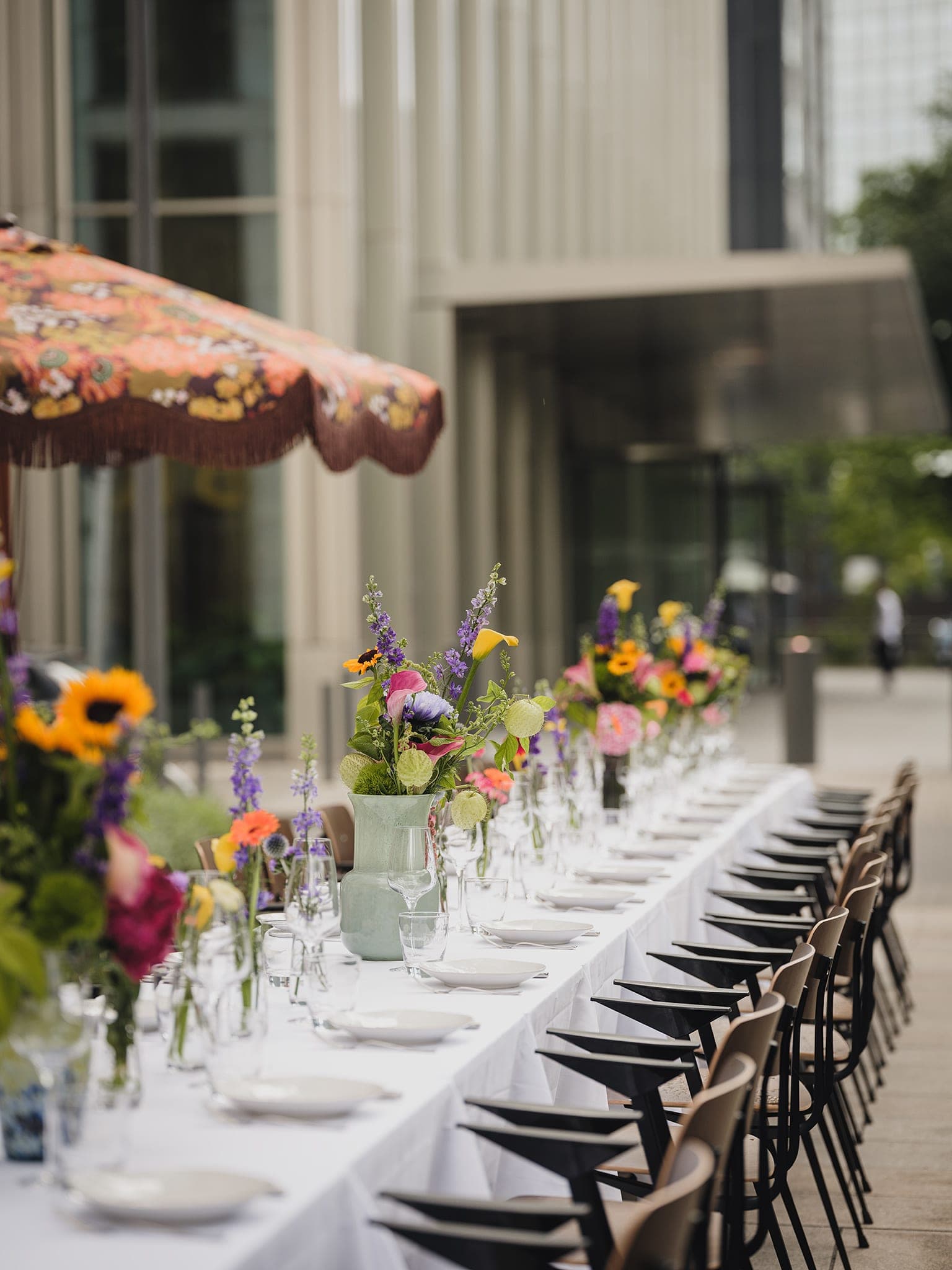 Gedeckte Tafel mit Blumen, nah