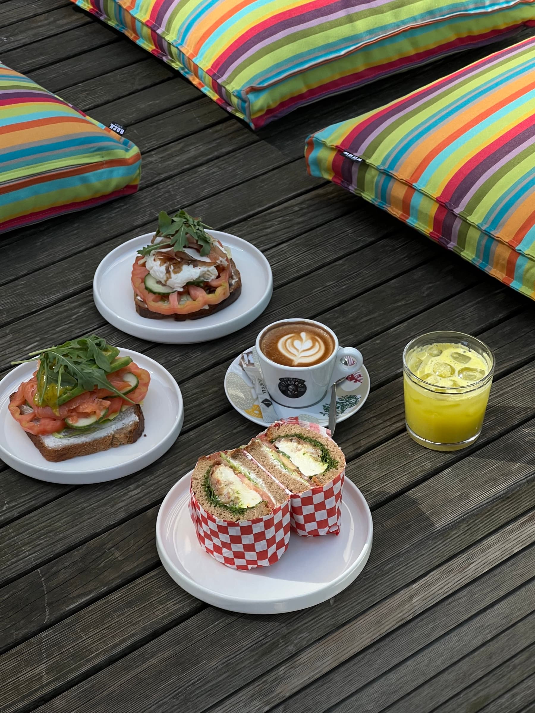 Gedeckter Tisch mit mehreren Tellern und Kaffee
