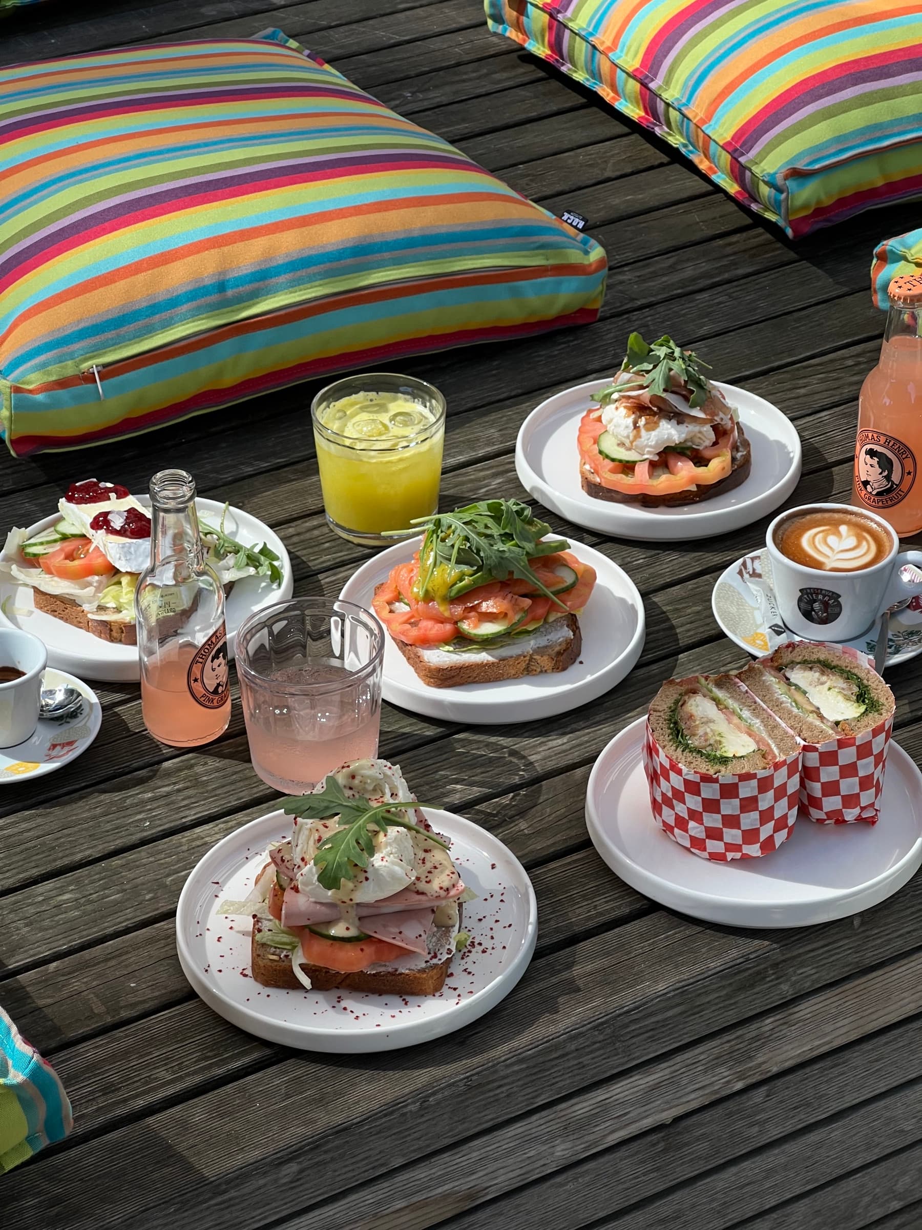 Tisch mit Tellern auf der Terrasse