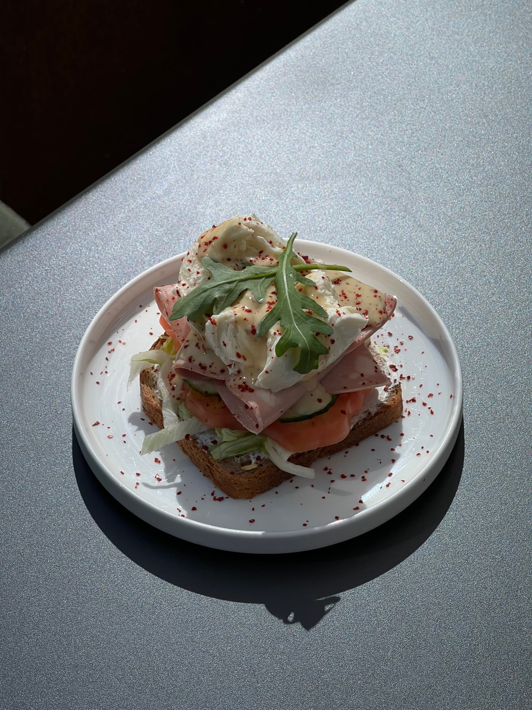 Belegtes Brot auf dunklem Tisch