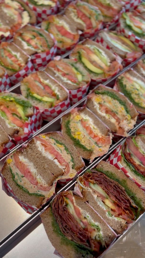 Reihen von Sandwiches in rot-weißem Papier